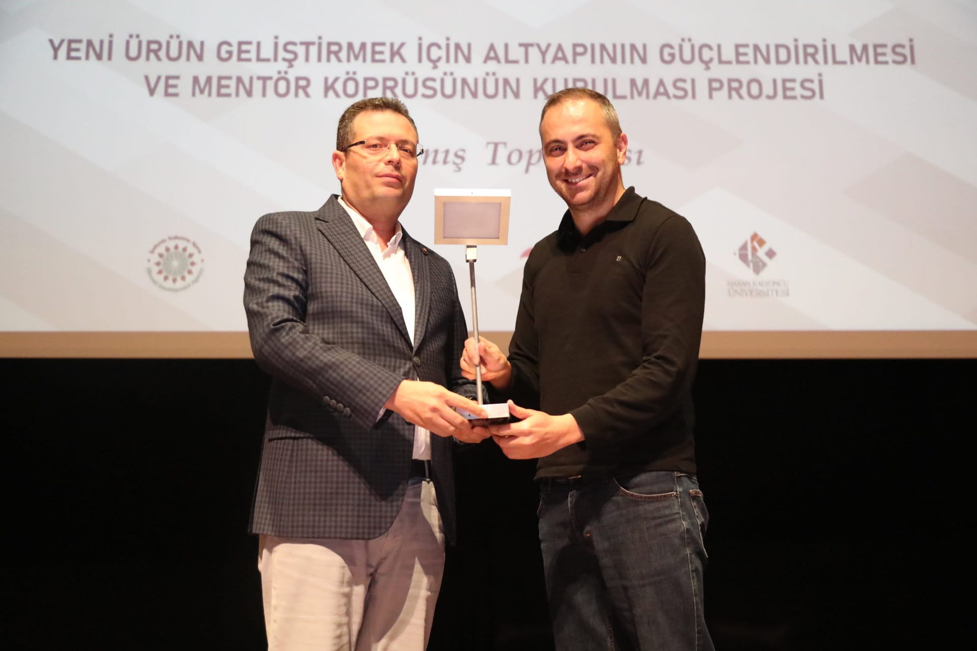 HKU Rektor Yardimcisi Prof. Dr. Mehmet Lutfi Yola IKA Genel Sekreteri Dr. Burhan Akyilmaza hediye takdim etti.
