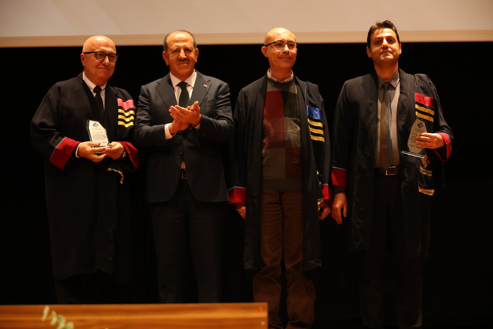 Hasan Kalyoncu Universitesi Mutevelli Heyeti Baskani Cemal Kalyoncu sol 2 akademik performansa en cok katki sunan akademis...