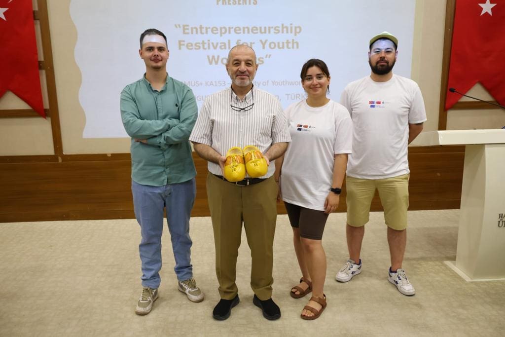The Opening of the “Entrepreneurship Festival for Youth Employees” Project Held at HKU