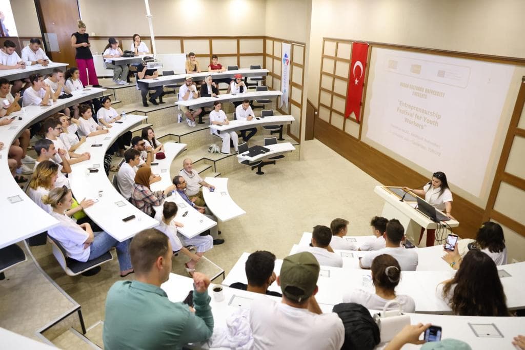 The Opening of the “Entrepreneurship Festival for Youth Employees” Project Held at HKU