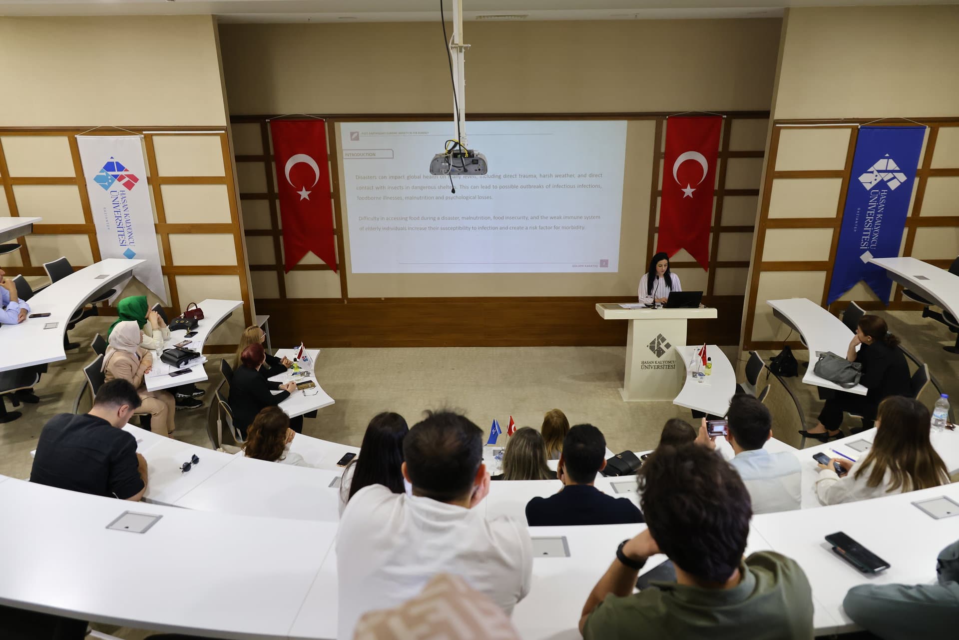 HKUde Hemsirelikte Kulturlerarasi Etkilesim ve Is Birligi Sempozyumu Duzenlendi11