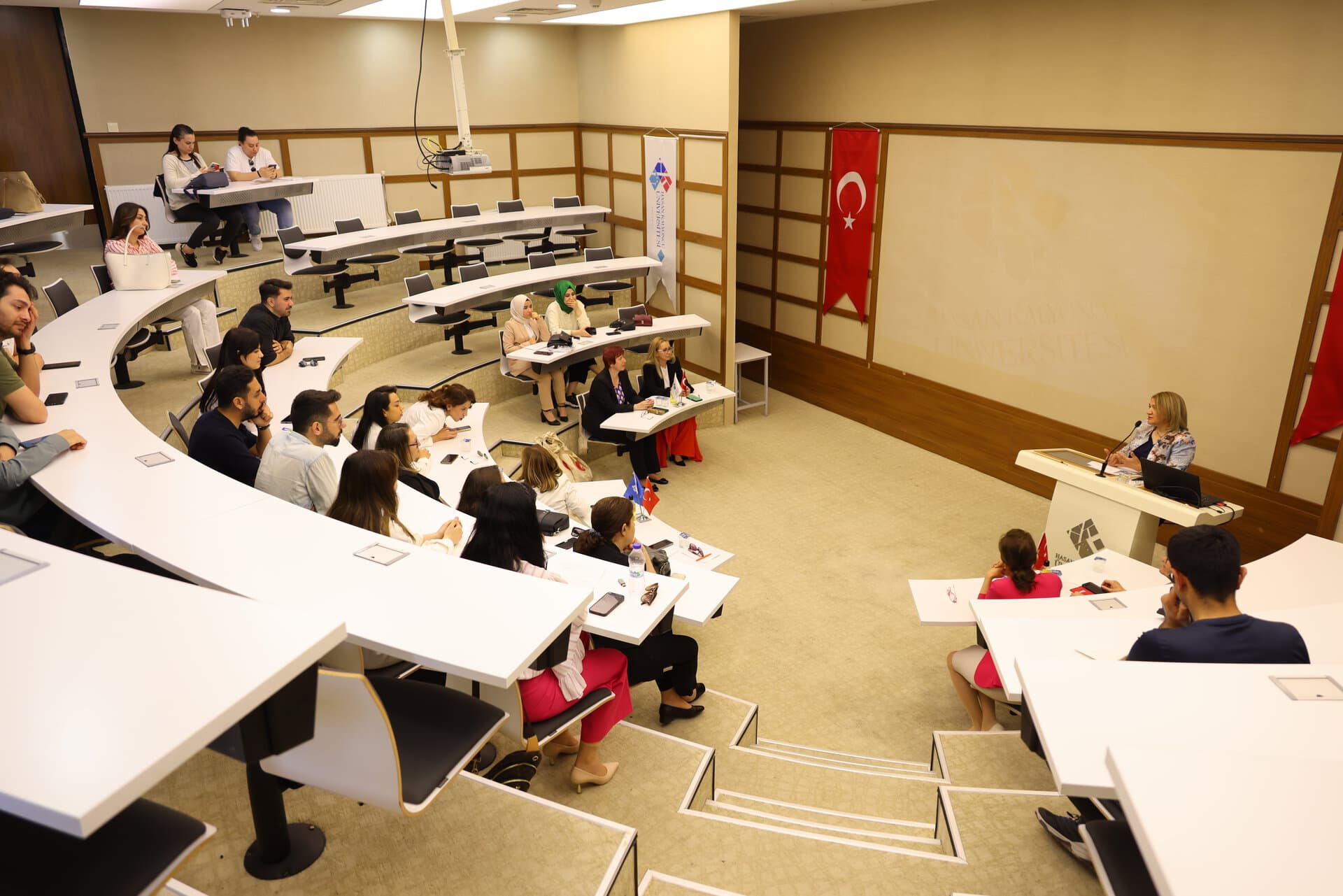 HKUde Hemsirelikte Kulturlerarasi Etkilesim ve Is Birligi Sempozyumu Duzenlendi4