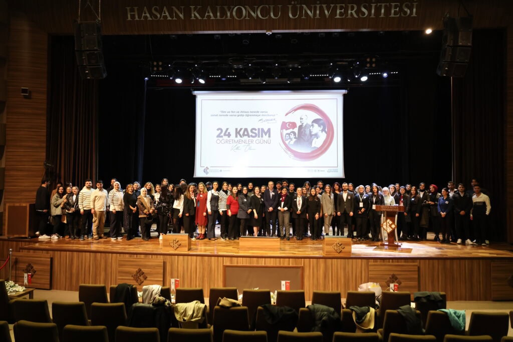 HKÜ'de Duygulandıran Öğretmenler Günü Kutlaması 1