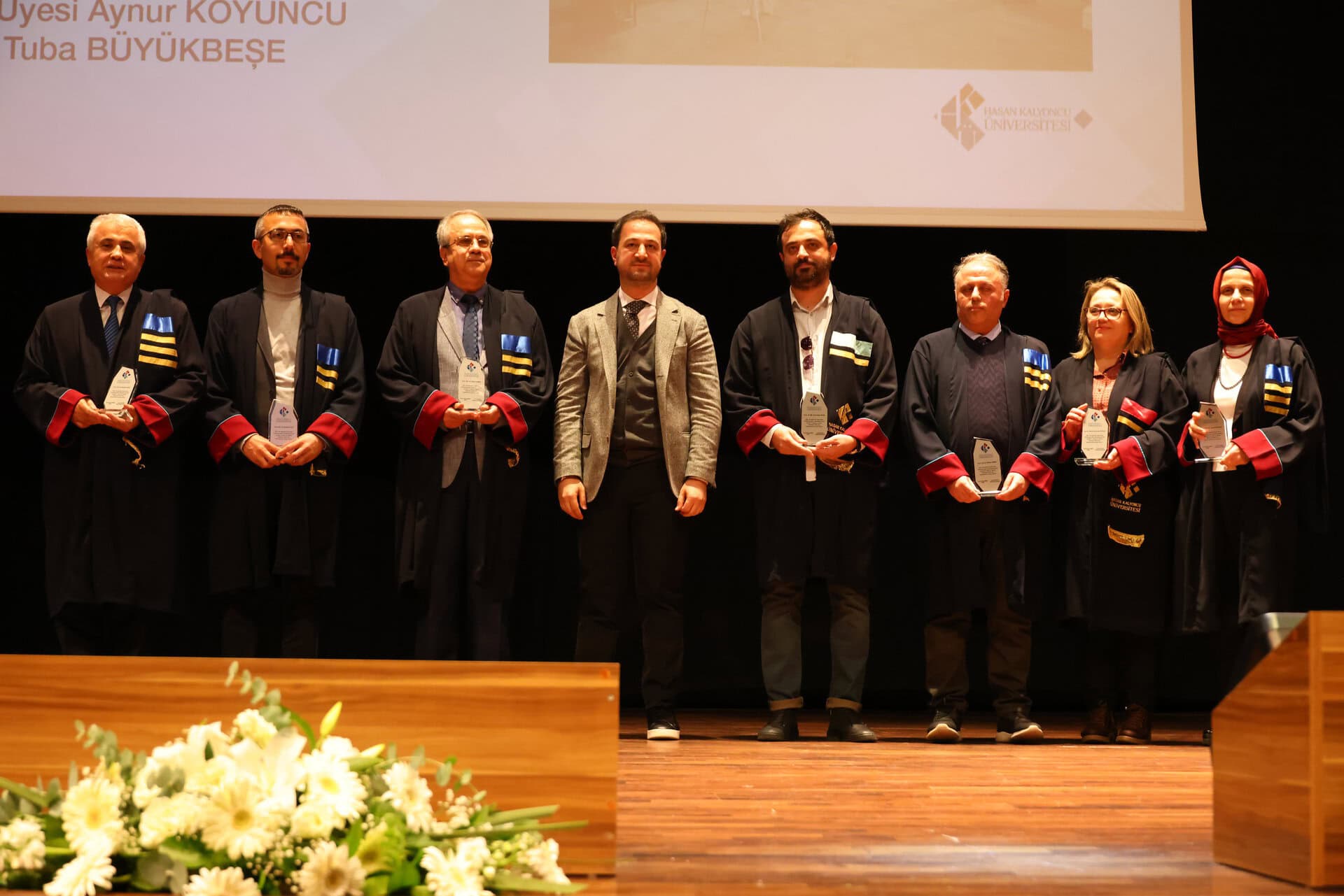 HKU Mutevelli Heyet Baskan Vekili Haluk Kalyoncu sol 4 akademik performansa en cok katki sunan akademisyenlere odullerini ...