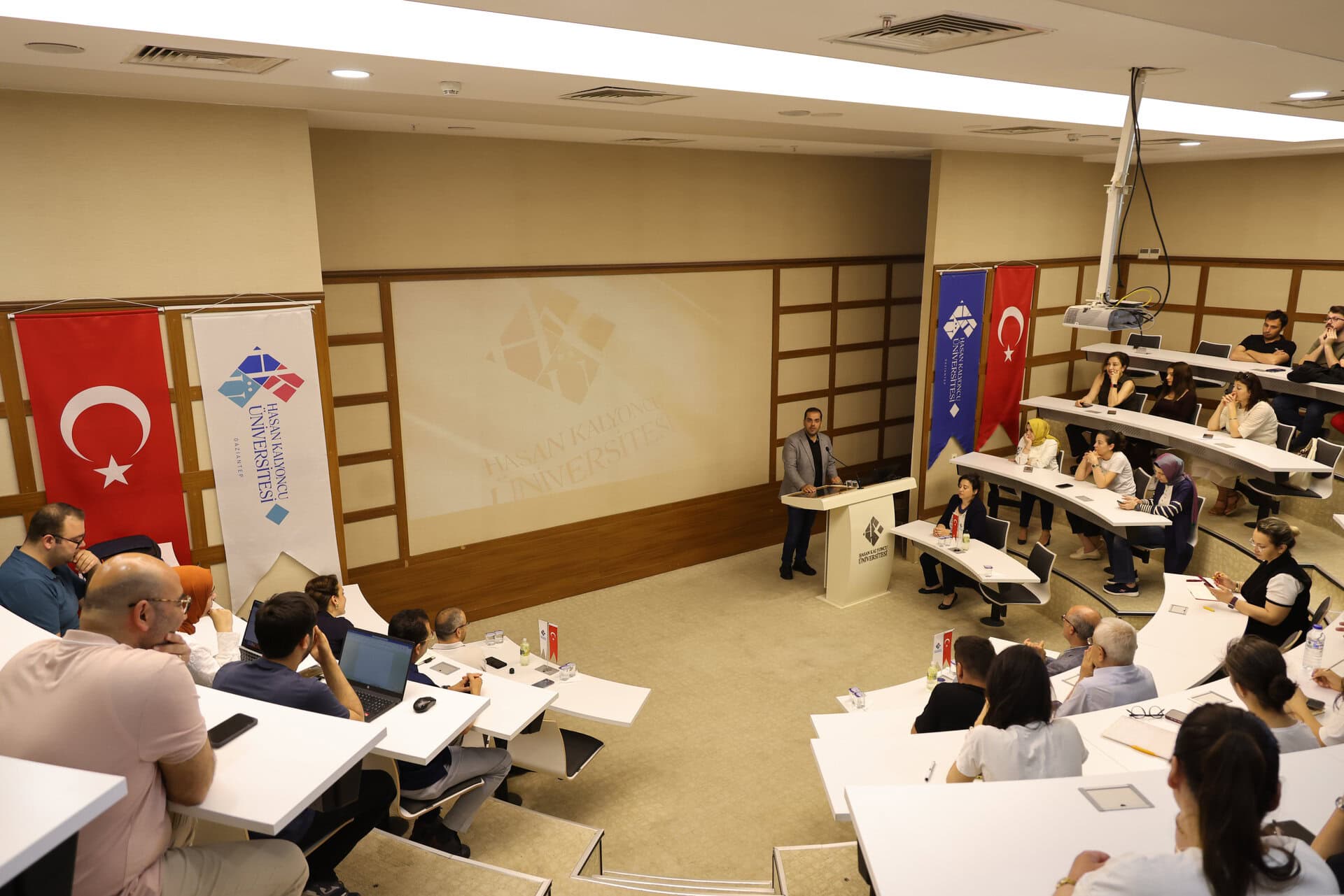 Hasan Kalyoncu Universitesinde Stratejik Arastirma ve Performans Analiz Semineri Gerceklestirildi2