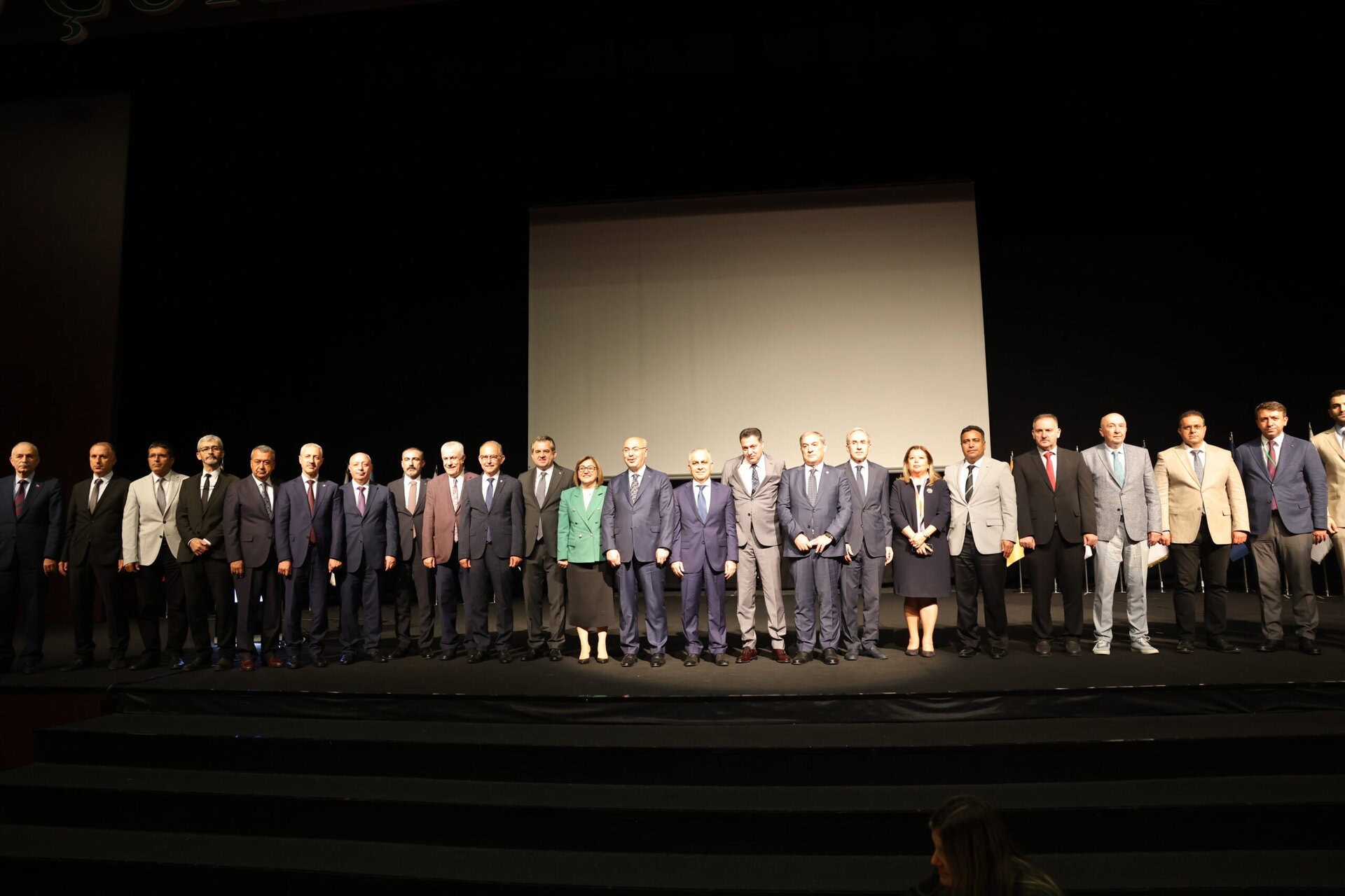 HKÜ İstasyon Akademi Buluşması protokol aile fotoğrafı sahne görseli