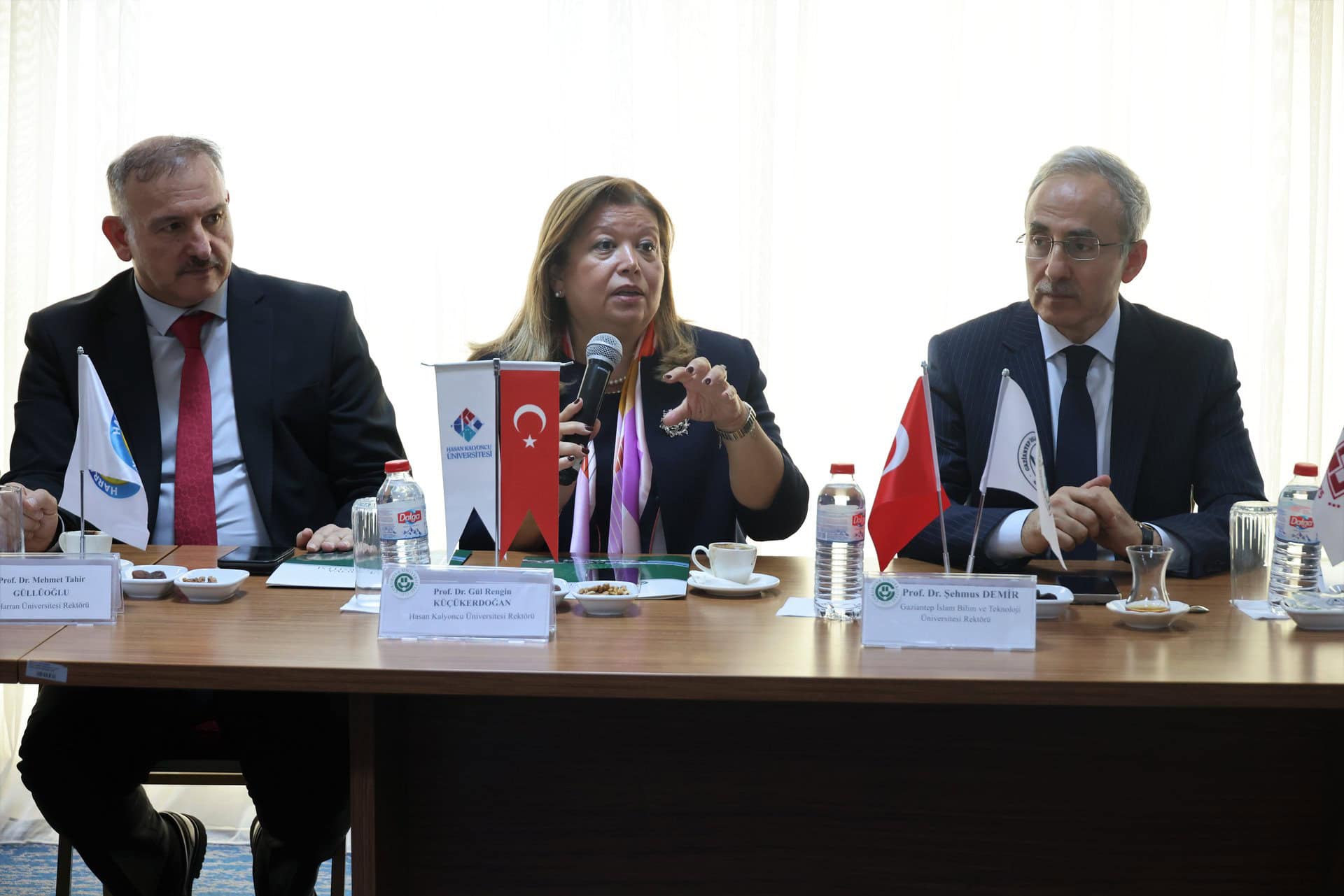 HKÜ Rektörü Prof. Dr. Gül Rengin Küçükerdoğan İstasyon Akademi Buluşmasında konuşma yaparken