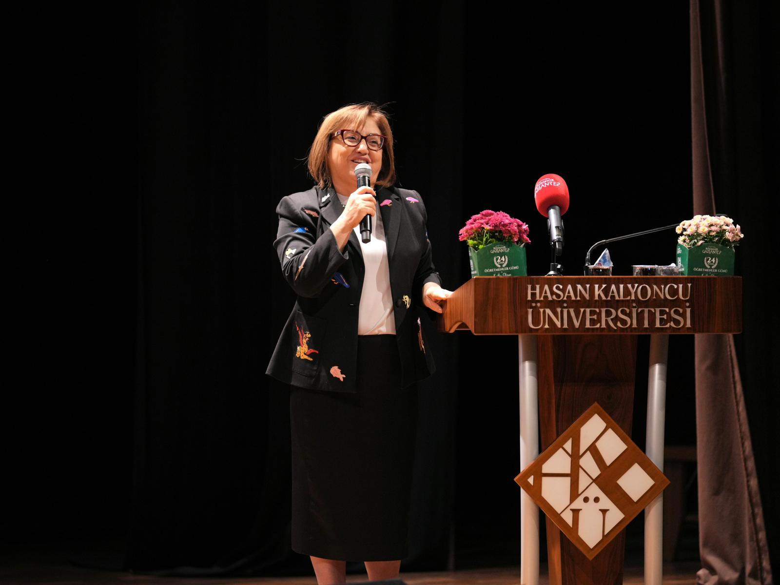 Gaziantep Buyuksehir Belediye Baskani Fatma Sahin HKÜ 24 Kasim Ogretmenler Gunu programinda mikrofonla konusma yaparken