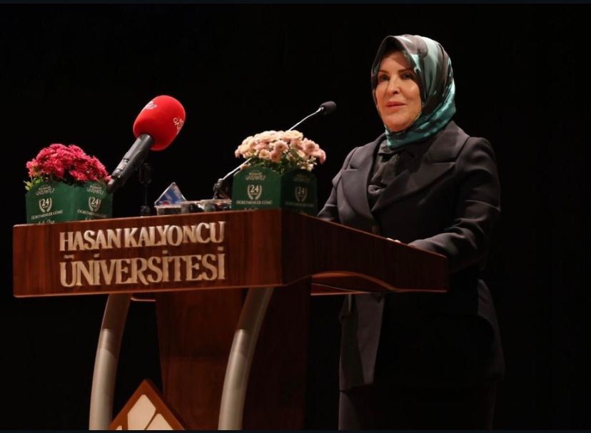HKÜ 24 Kasim Ogretmenler Gunu kutlamasinda Hasan Kalyoncu Universitesi kursusunde konusma yapan basortulu konusmaci