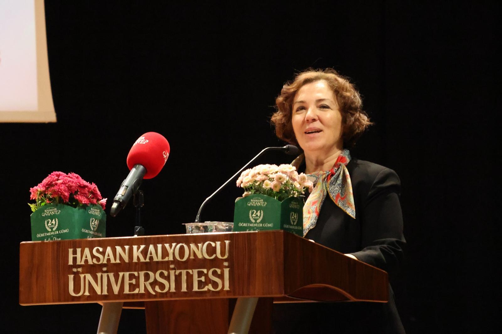HKÜ 24 Kasim Ogretmenler Gunu programinda Hasan Kalyoncu Universitesi kursusunde konusma yapan kadin akademisyen