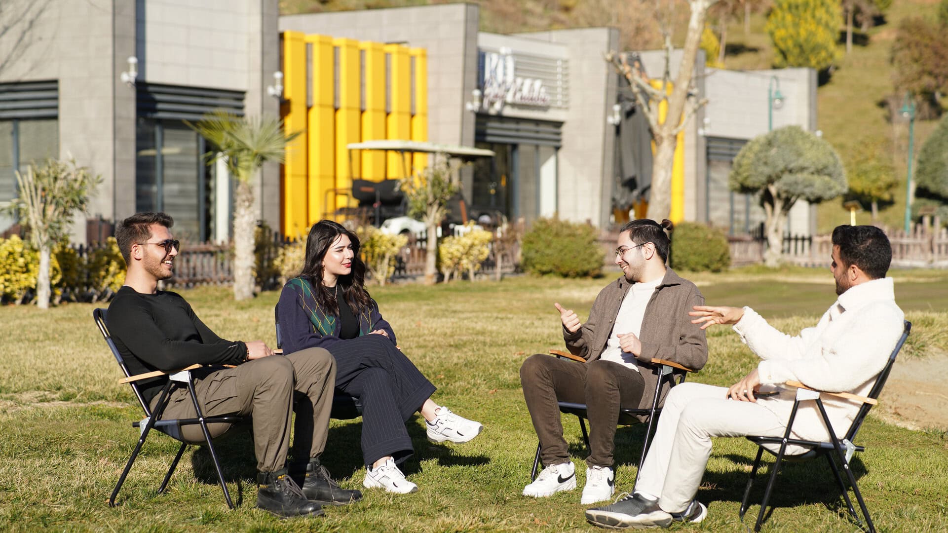 Yükseköğretim öğrencileri açık havada, Hasan Kalyoncu Üniversitesi'nde toplantı yapıyor.