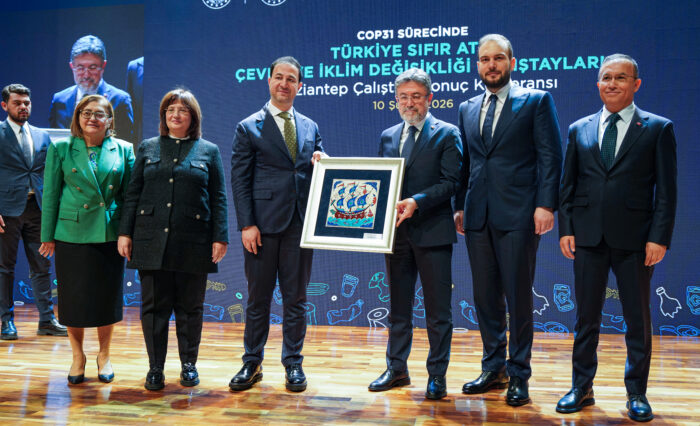 HKÜ Mütevelli Heyet Başkanı Haluk Kalyoncu Tarım ve Orman Bakanı İbrahim Yumaklı'ya günün anısına hediye takdim etti.