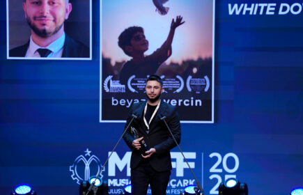 Hasan Kalyoncu Üniversitesi Mezunu ve Yüksek Lisans Öğrencisi Berkay Ellek’in Yapay Zekâ ile Ürettiği “Sultan’ın Taşı” Filmi Berlin’de Türkiye’yi Temsil Edecek1 Hasan Kalyoncu Üniversitesi Mezunu ve Yüksek Lisans Öğrencisi Berkay Ellek’in Yapay Zekâ ile Ürettiği “Sultan’ın Taşı” Filmi Berlin’de Türkiye’yi Temsil Edecek1