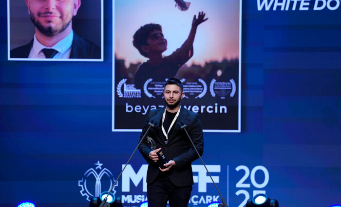 Hasan Kalyoncu Üniversitesi Mezunu ve Yüksek Lisans Öğrencisi Berkay Ellek’in Yapay Zekâ ile Ürettiği “Sultan’ın Taşı” Filmi Berlin’de Türkiye’yi Temsil Edecek1 Hasan Kalyoncu Üniversitesi Mezunu ve Yüksek Lisans Öğrencisi Berkay Ellek’in Yapay Zekâ ile Ürettiği “Sultan’ın Taşı” Filmi Berlin’de Türkiye’yi Temsil Edecek1