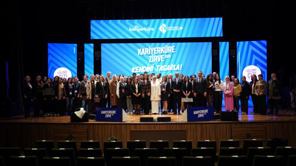 KariyerKüre Zirvesi 2026'da katılımcılar ve konuşmacılar sahnede buluşuyor.