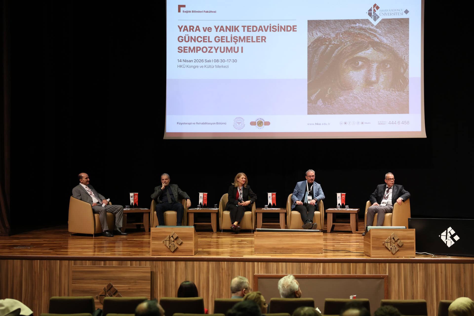 Yara ve yanık tedavisinde güncel gelişmelerin tartışıldığı sempozyum paneli.