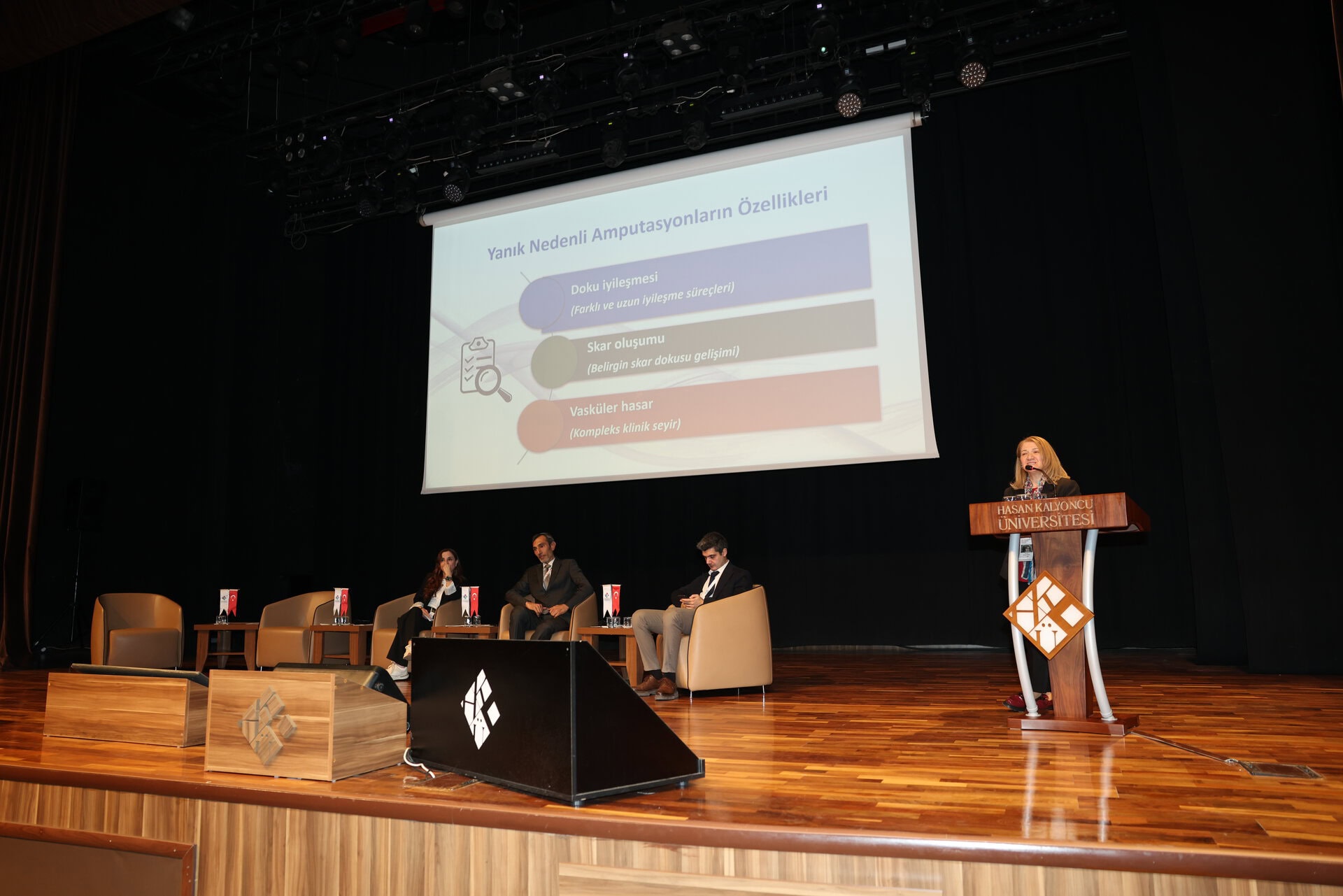 Ameliyat sonrası yara ve yanık tedavisi konferansı.