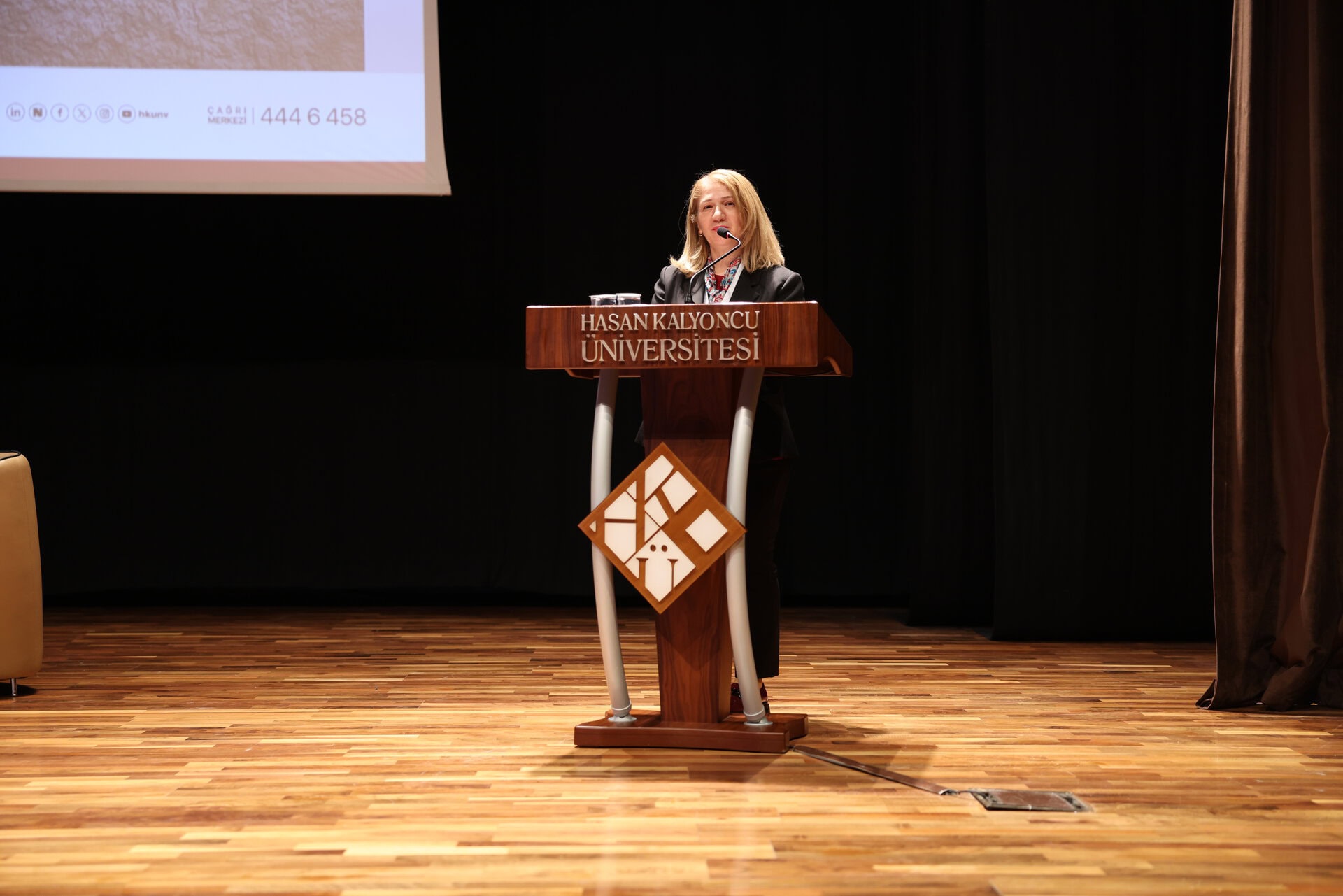 Hasan Kalyoncu Üniversitesi’nde “Yara ve Yanık Tedavisinde Güncel Gelişmeler” sempozyumu sırasında k.