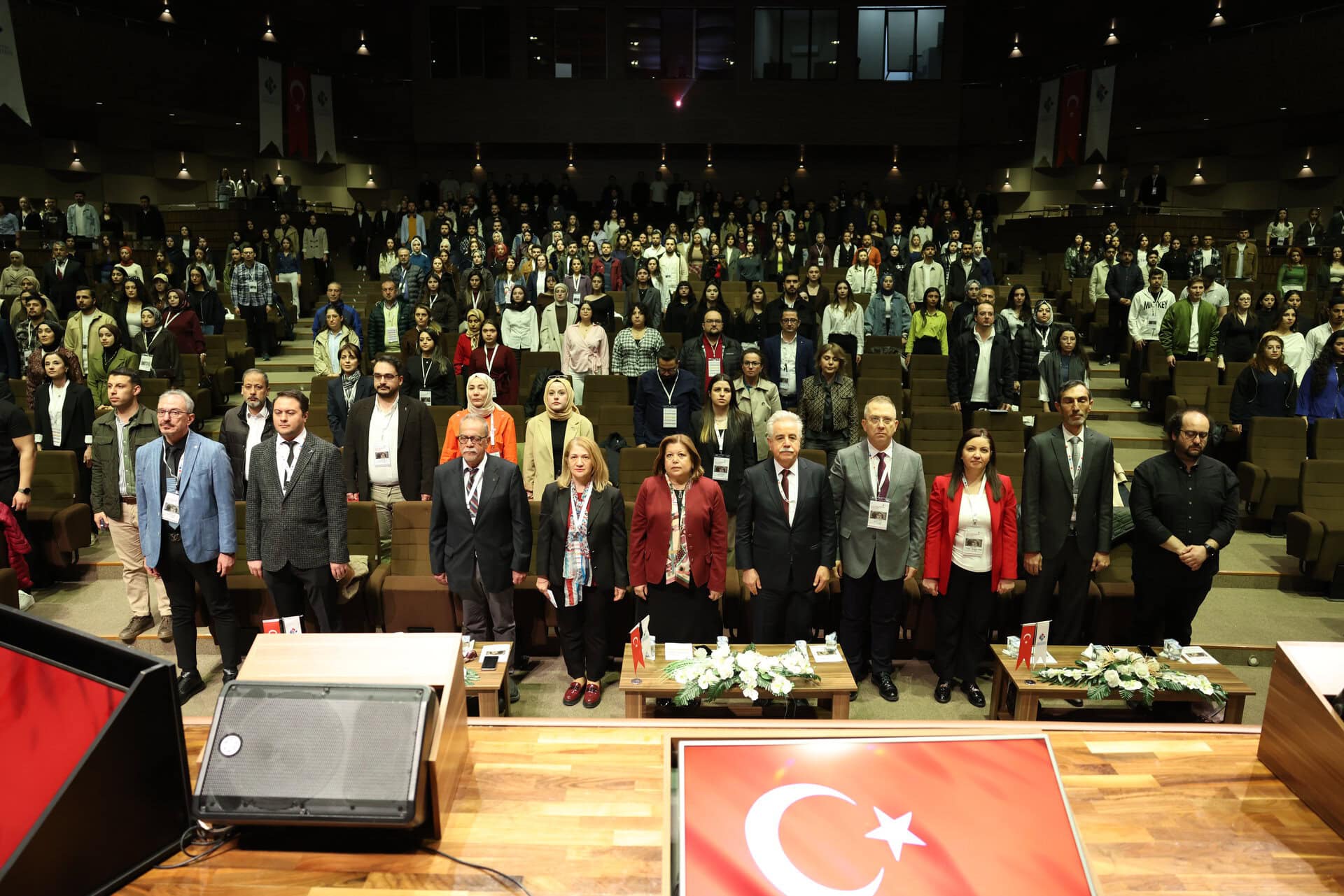 Sempozyum katılımcıları, Hasan Kalyoncu Üniversitesi'nde yara ve yanık tedavisindeki güncel gelişmel.